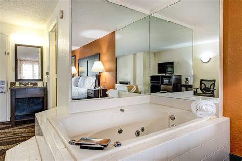 local hotels with jacuzzi rooms